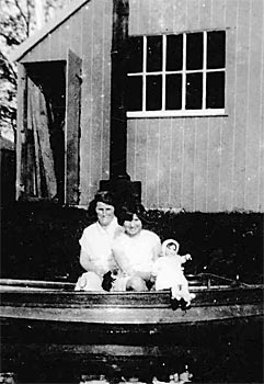 Violet Davey and daughter Madge