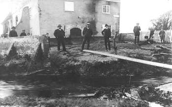 Remains of the old bridge near the gable end after the flood in August 1912